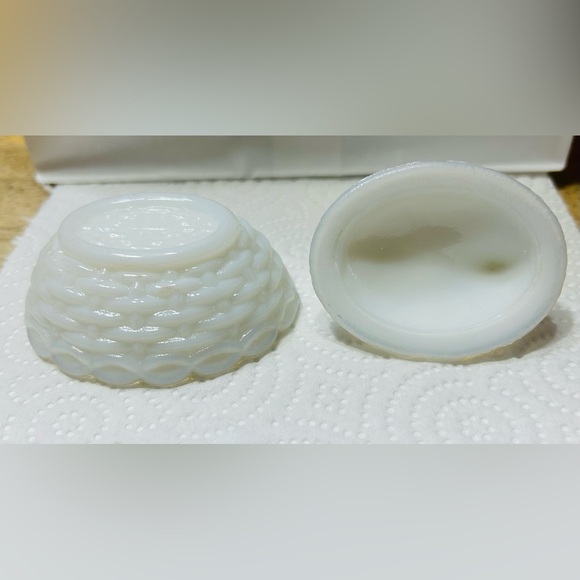 Vintage depression glass mini hen on nest. White with red comb, black eyes. - Picture 5 of 5